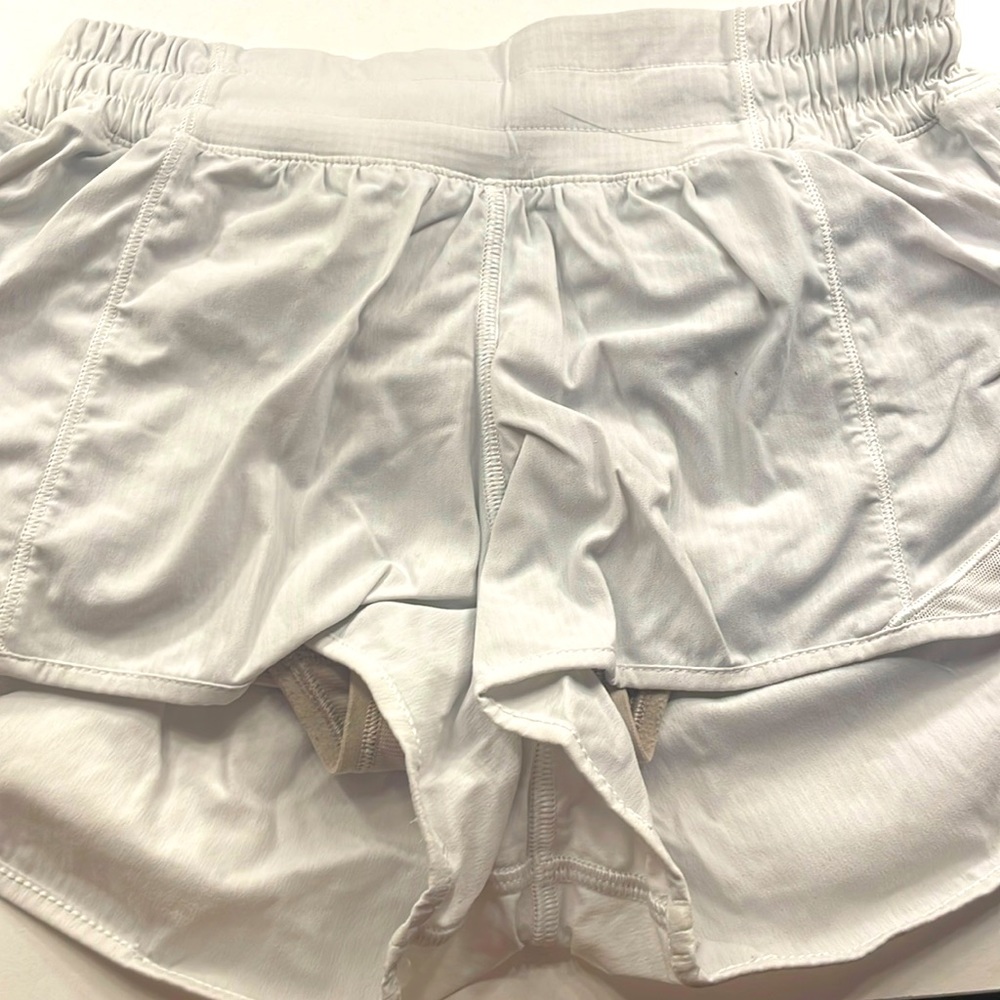 Lululemon White LR Hotty Hots in size 4!